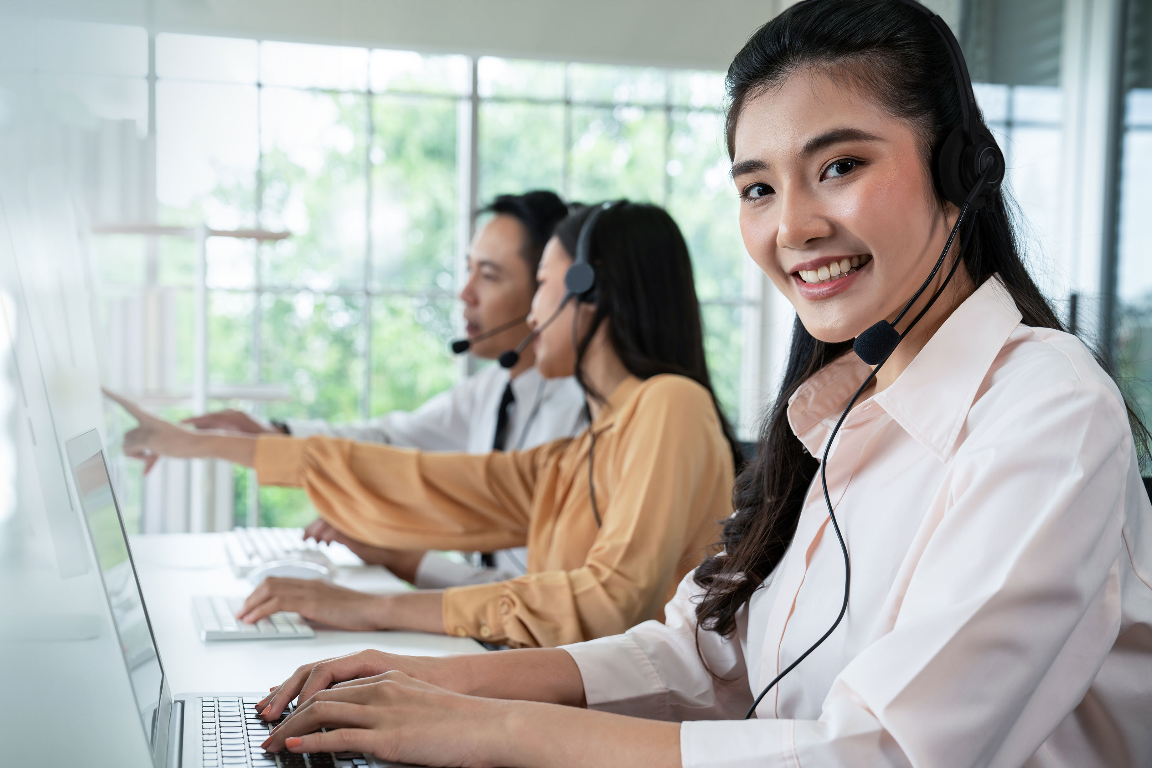 WHAT ARE THE BEST HEADPHONES FOR CALLS IN A BUSY OFFICE?